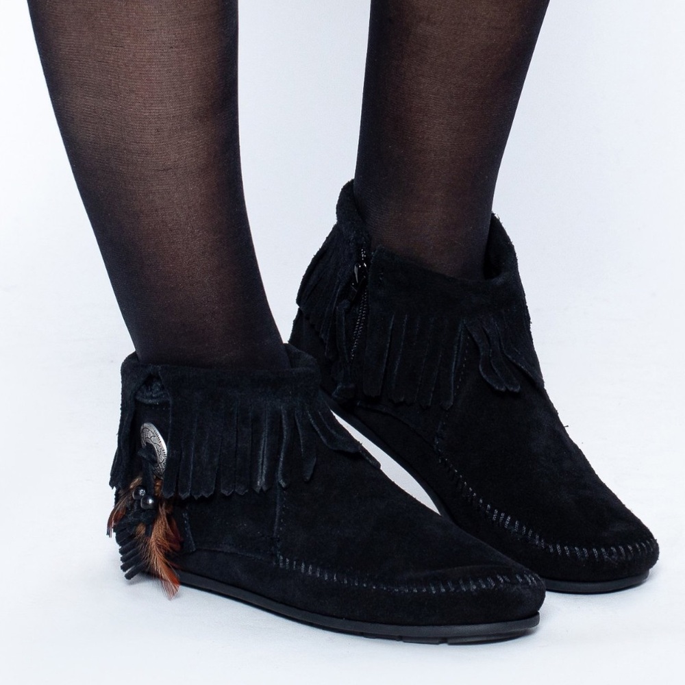 NWOB Minnetonka Black Concho Feather Boot